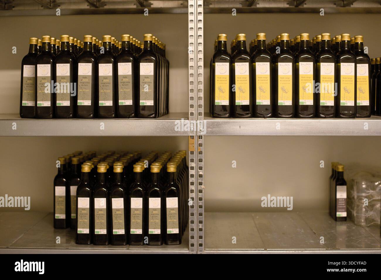 FRANCIA, GERS, 2025-05-15. Bouteilles d huile en rayon. Fotografia par Sebastien PIGNOL / COLLECTIF DR. FRANCIA, GERS, 2025-05-15. Bottiglie di olio su Foto Stock