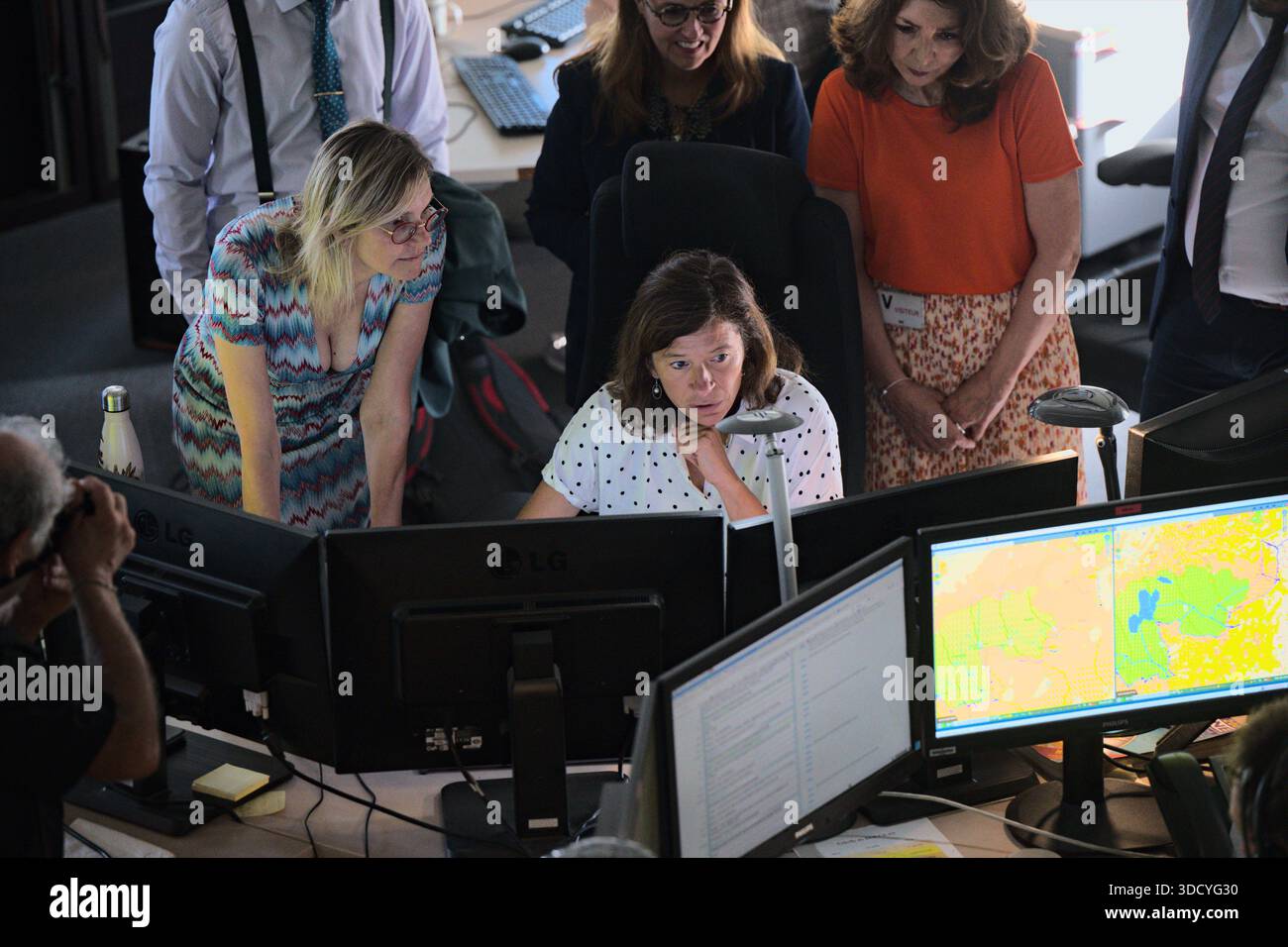 FRANCIA, TOLOSA, 2023 08 24.in questa giornata di caldo, il ministro francese per la transizione energetica ha visitato i dipendenti di METEO FRANCE. Foto Stock