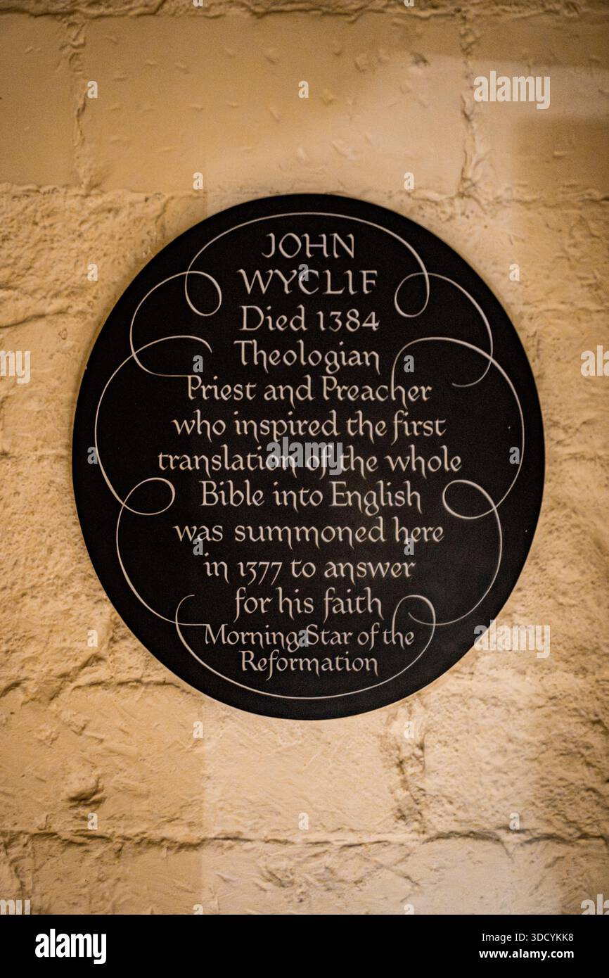Targa commemorativa al filosofo e riformatore inglese John Wyclif nella cripta della Cattedrale di St Paul, l'iconica chiesa di Londra, Inghilterra, Regno Unito Foto Stock
