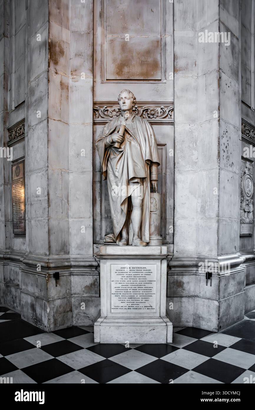 Statua in marmo di Sir Joshua Reynolds, influente pittore inglese e primo presidente della Royal Academy, all'interno della Cattedrale di St Paul, Londra, Regno Unito Foto Stock