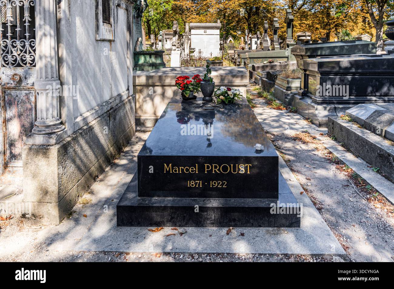Tomba di Marcel Proust, celebre romanziere francese e autore di in Search of Lost Time, nello storico cimitero di Père Lachaise, iconica necropoli di Foto Stock