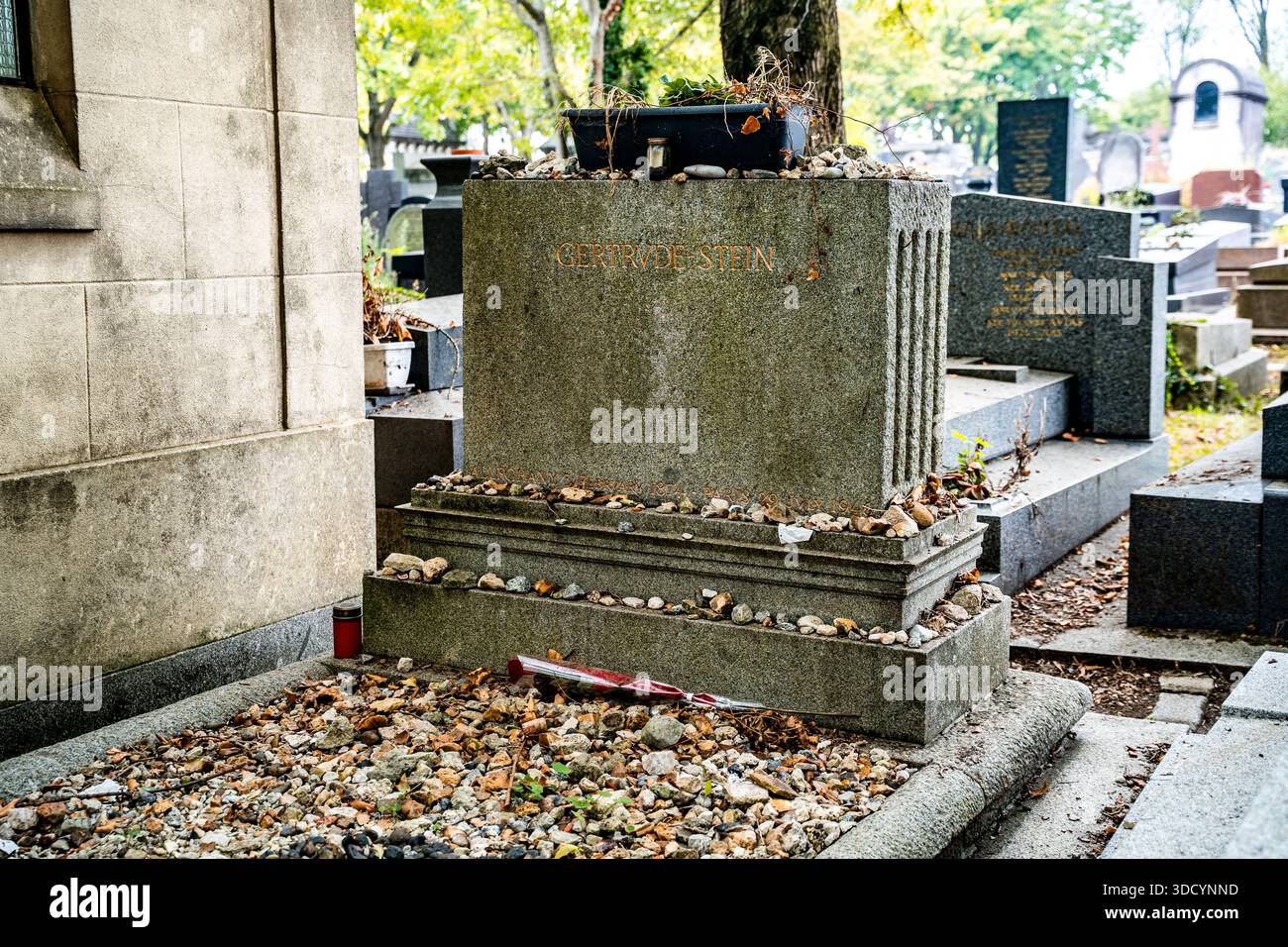 Tomba di Gertrude Stein, influente scrittore americano e figura modernista, nello storico cimitero di Père Lachaise, famosa necropoli di Parigi, Francia Foto Stock