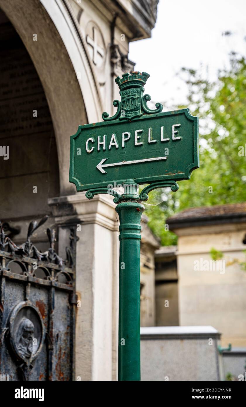 Indicazione "Chapelle" (che significa cappella) all'interno del cimitero di Père Lachaise, che guida i visitatori attraverso la storica necropoli parigina, Parigi, Francia Foto Stock