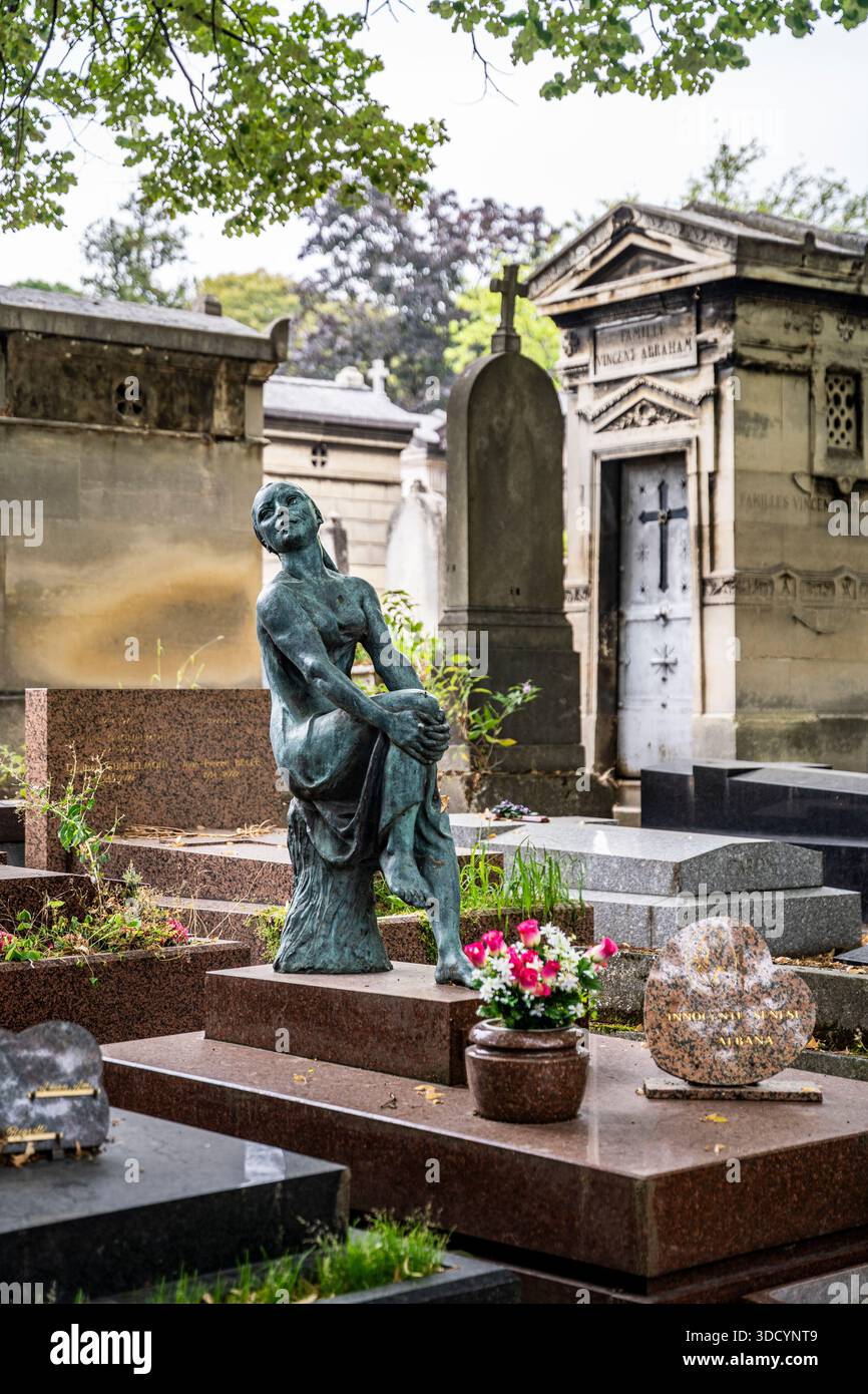 Statua in bronzo di una donna che adorna una tomba nel cimitero di Père Lachaise, una storica necropoli parigina nota per la notevole arte funeraria, Parigi, Francia Foto Stock