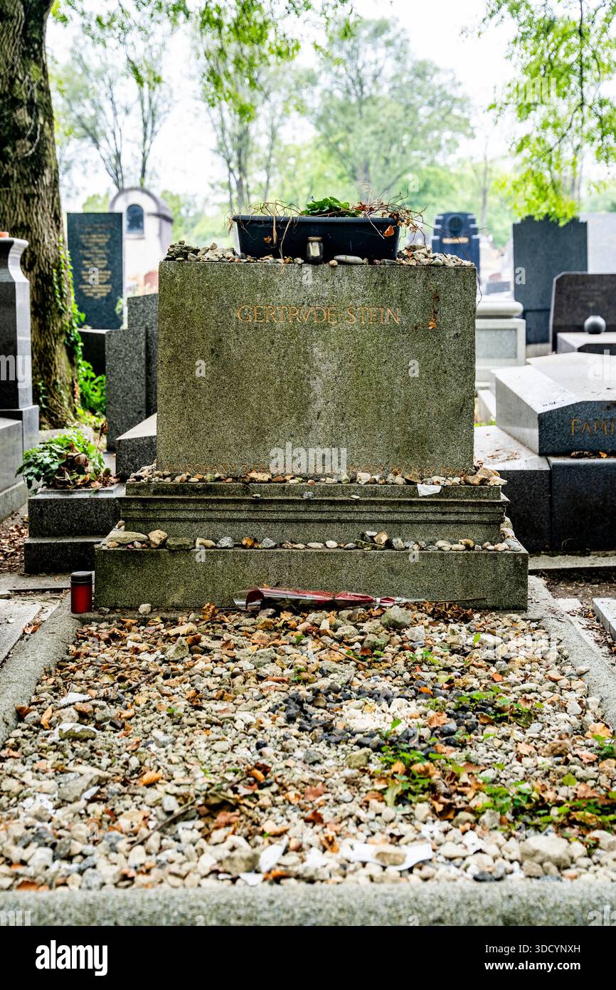 Tomba di Gertrude Stein, influente scrittore americano e figura modernista, nello storico cimitero di Père Lachaise, famosa necropoli di Parigi, Francia Foto Stock