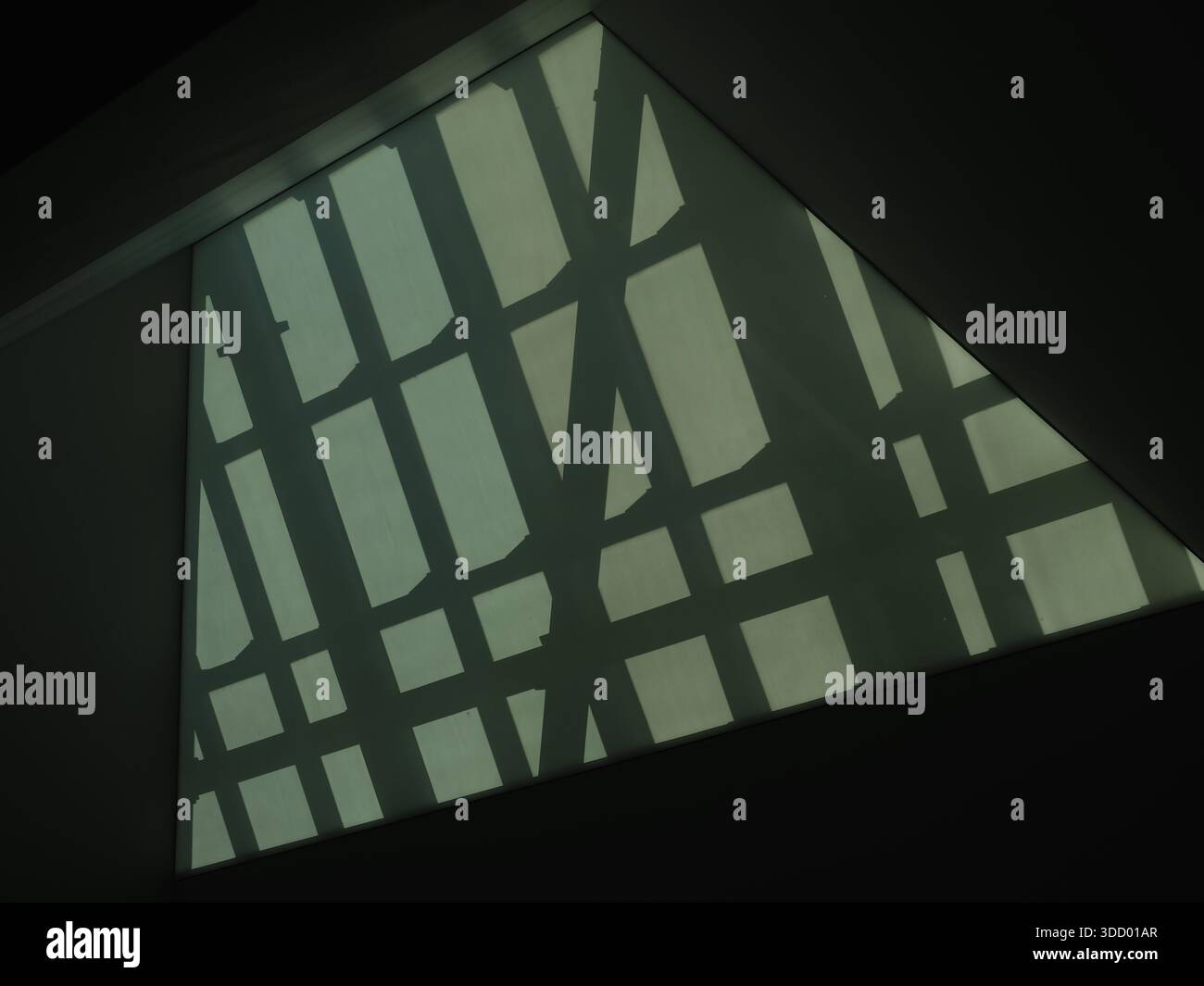Schema di luci e ombre alla Szczecin Philharmonic Hall - forme geometriche astratte formate dalla luce del sole sulla moderna architettura degli interni Foto Stock