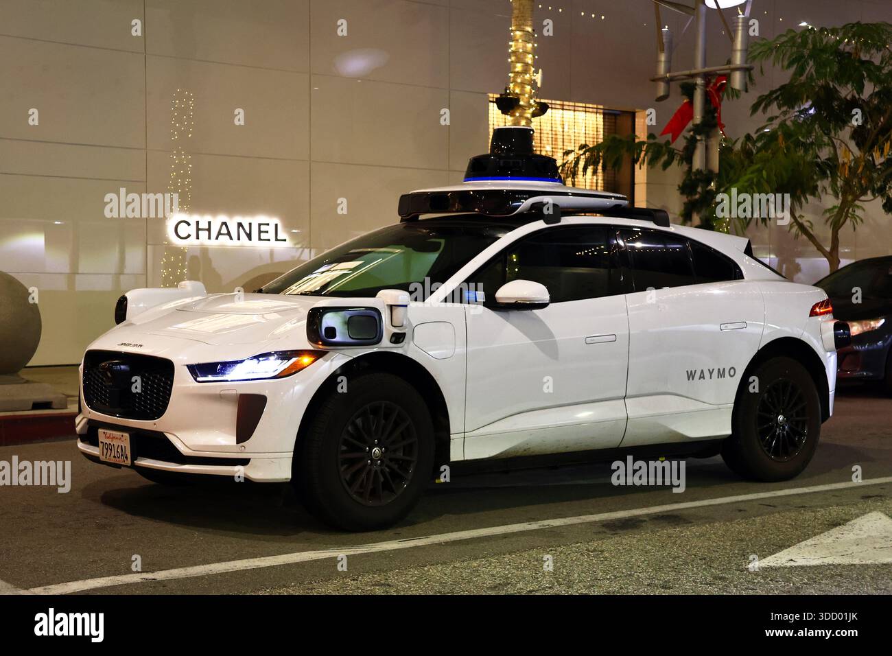 Veicolo autonomo WAYMO su Rodeo Drive di notte di fronte al negozio CHANEL Foto Stock