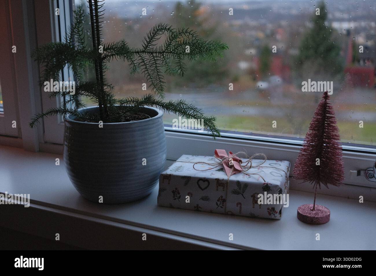 Regali di Natale avvolti in un davanzale Foto Stock