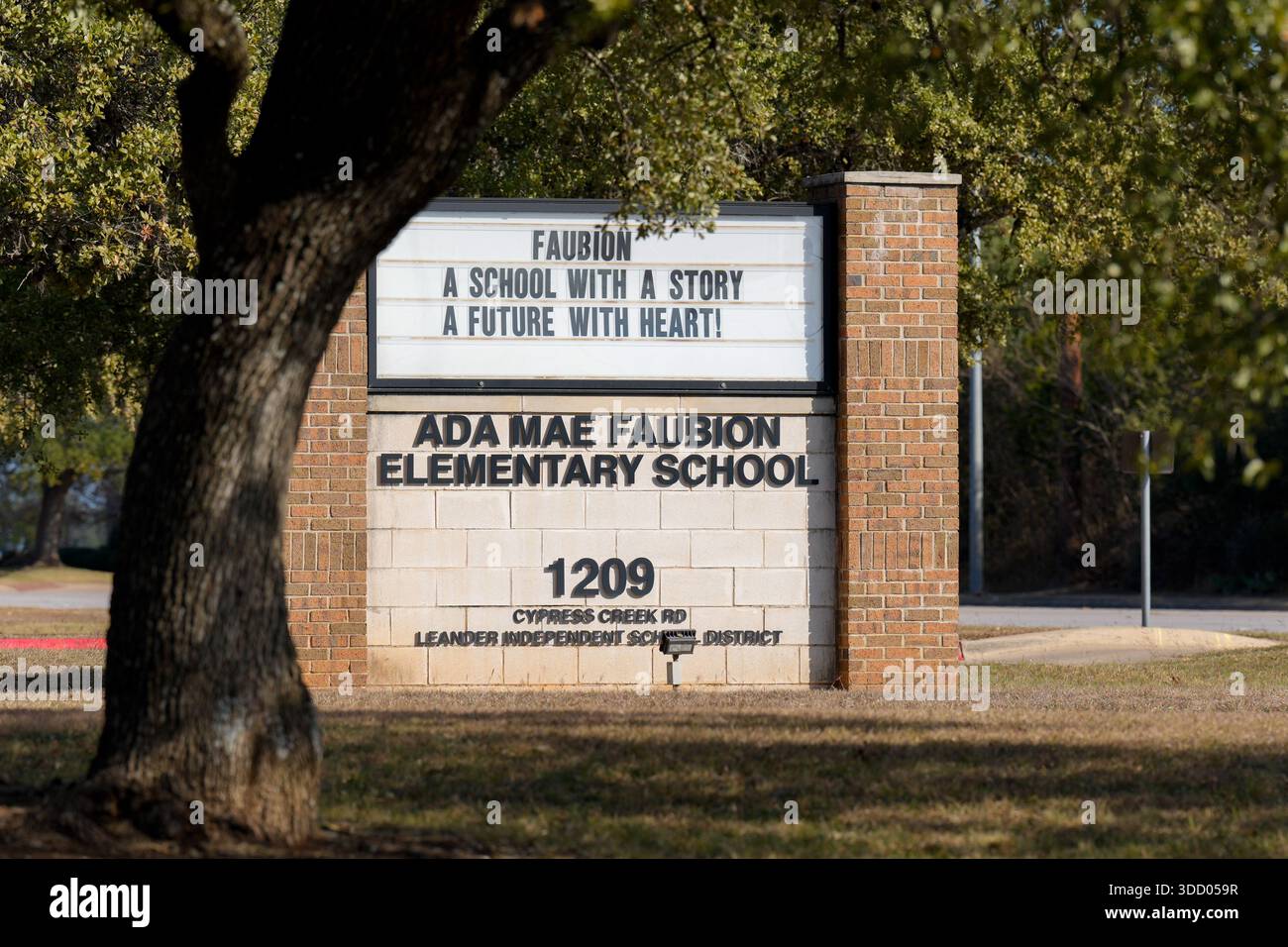 Cedar Park, Texas, Stati Uniti. 26 dicembre 2025. Il Leander Independent School District ha votato per chiudere la scuola elementare Ada Mae Faubion dopo l'anno scolastico 2025'''“26 in mezzo a continue carenze di budget legate ad anni di finanziamenti statali congelati per studente, limiti alla crescita dell'imposta sulla proprietà locale e politiche statali più ampie che hanno spostato le risorse lontano dalle scuole pubbliche. Una volta tra i distretti più performanti del Texas, Leander ISD ha dovuto far fronte a crescenti pressioni finanziarie, contraccolpi del pubblico sulle chiusure scolastiche e sul fatturato della leadership mentre i distretti statali si scontravano con ricavi limitati e con un aumento dei costi Foto Stock