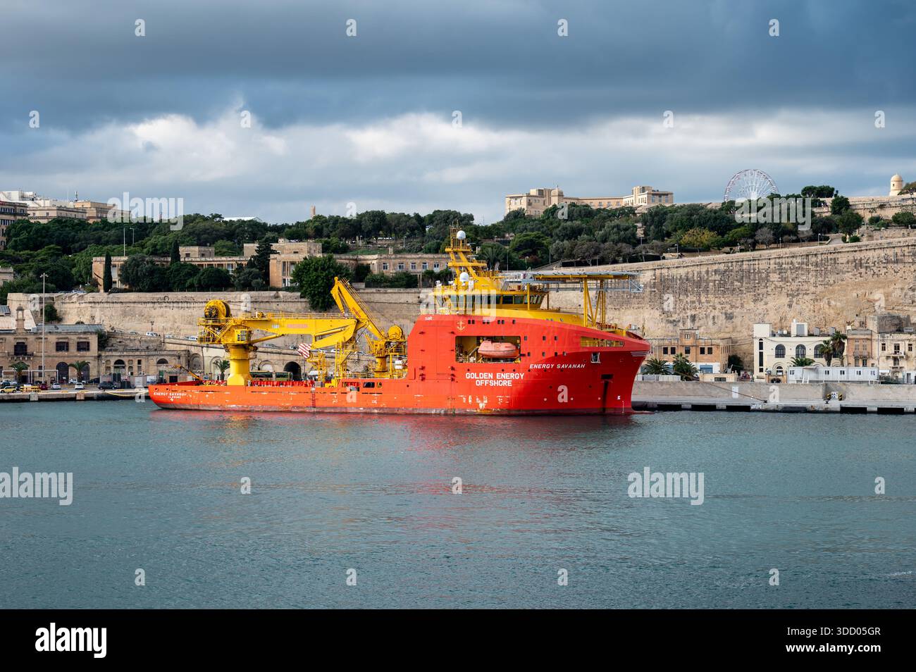 Nave da lavoro offshore rossa di Golden Energy Offshore, Energy Savannah, ormeggiata vicino alla costa di la Valletta, che illustra le operazioni energetiche marittime e industria Foto Stock