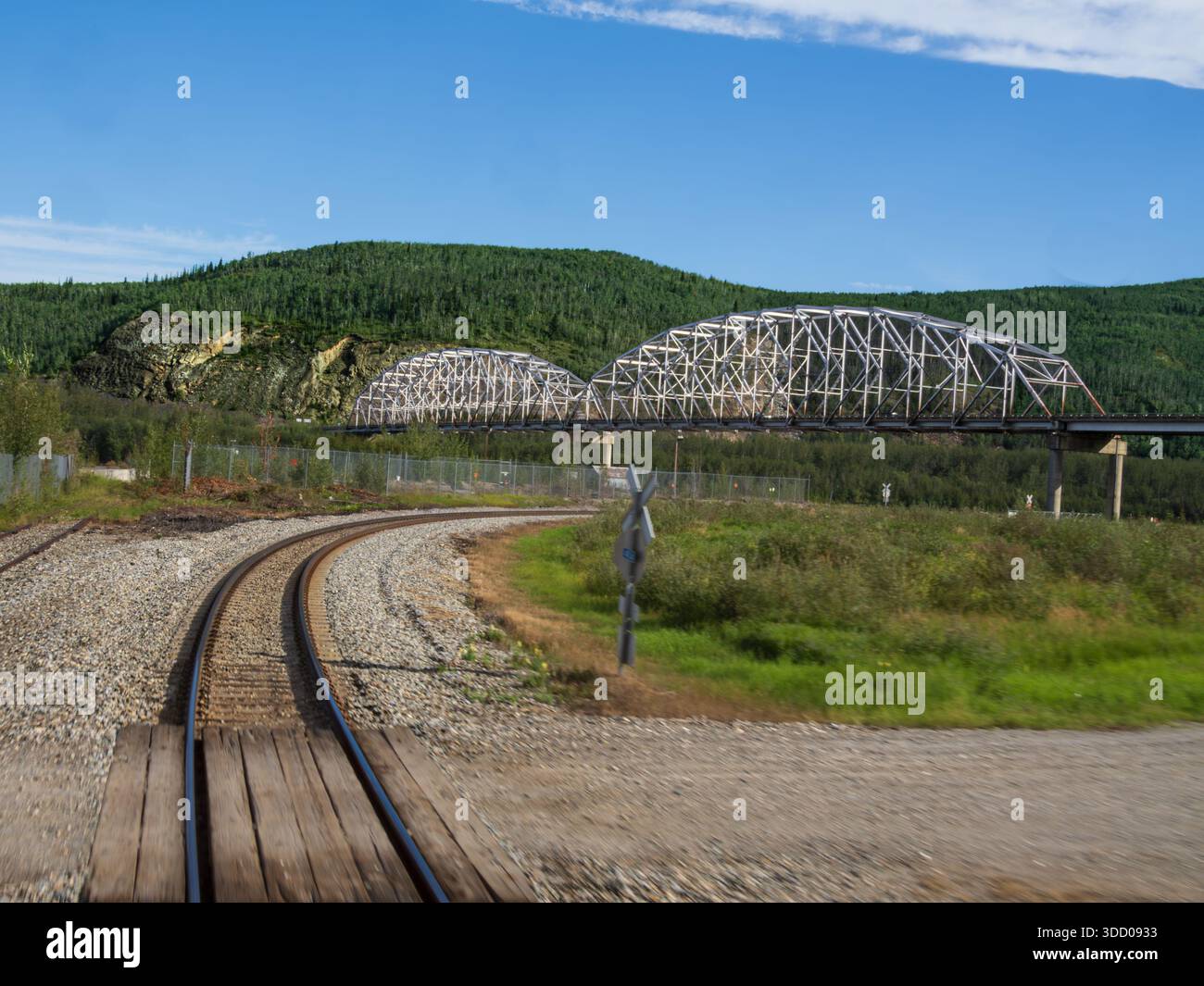 Il ponte a doppia capriata del fiume Tenana portava l'Alaska Parks Highway sopra i binari della Alaskan Railroad vicino a Nenana Foto Stock