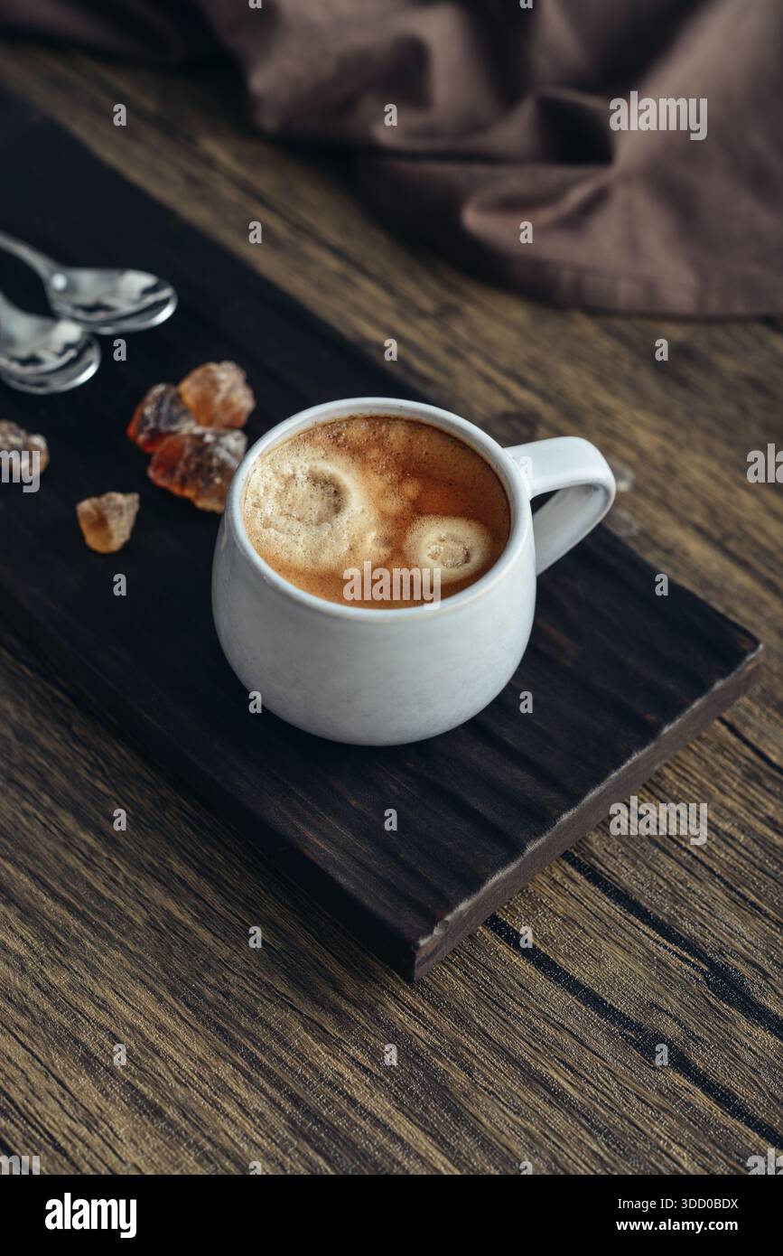 Due tazze di caffè su vassoio di legno con primo piano di zucchero di canna Foto Stock