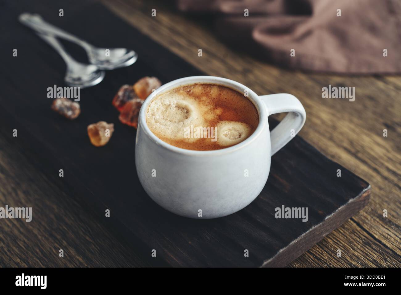 Due tazze di caffè su vassoio di legno con primo piano di zucchero di canna Foto Stock