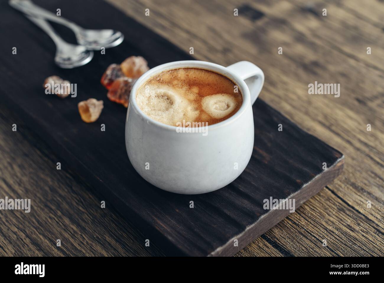 Due tazze di caffè su vassoio di legno con primo piano di zucchero di canna Foto Stock