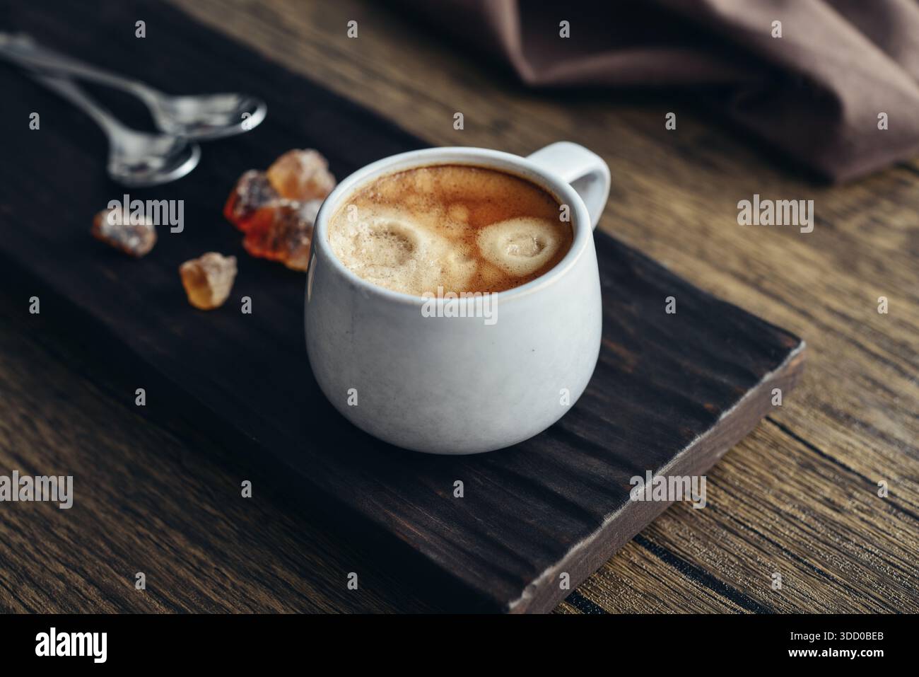Due tazze di caffè su vassoio di legno con primo piano di zucchero di canna Foto Stock