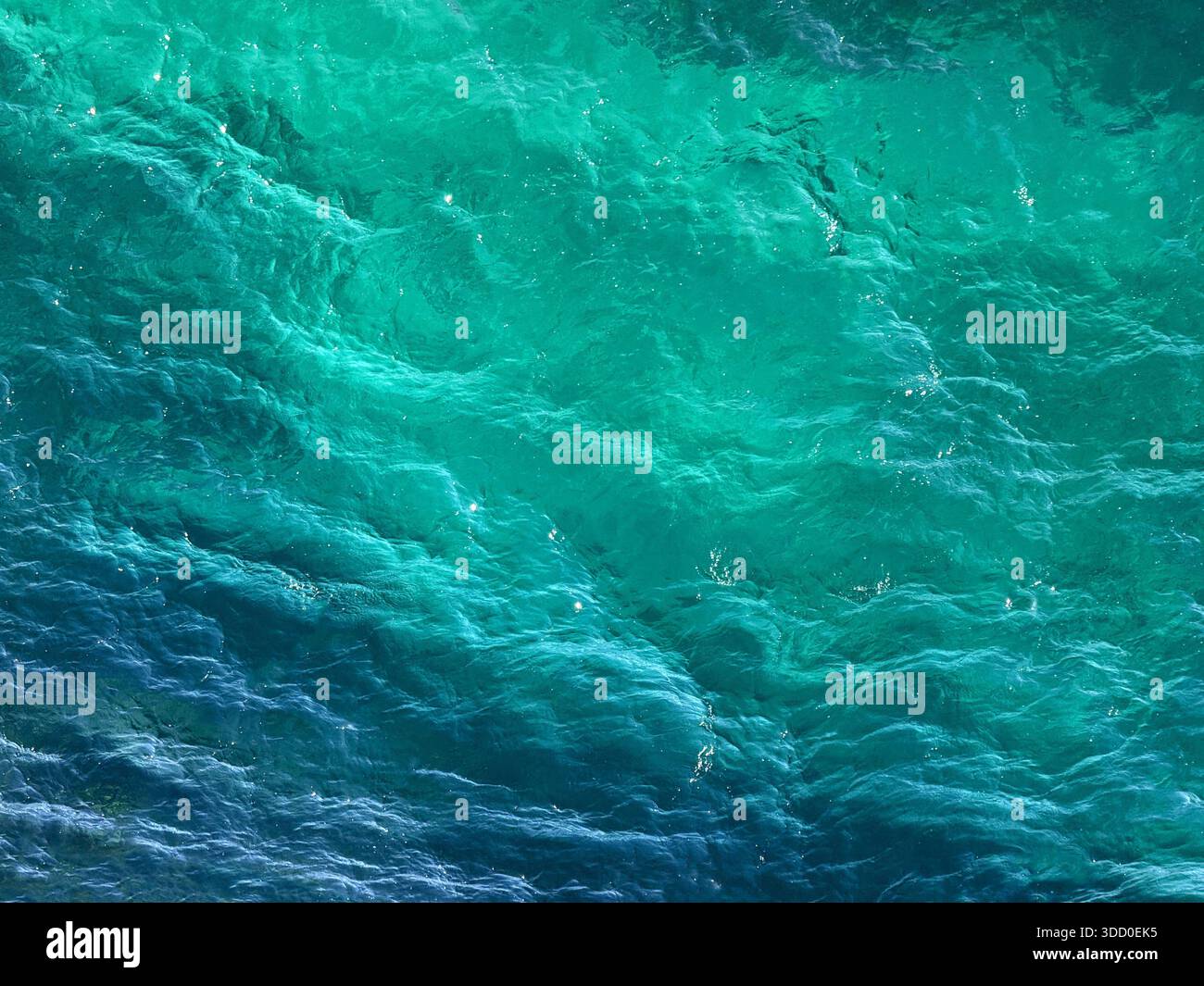 Superficie di acqua cristallina marina blu Foto Stock