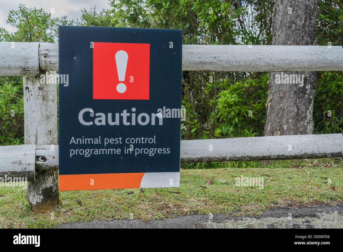 Attenzione! Segnale di sicurezza, segnale di avvertimento, su recinzione, cespugli sullo sfondo. Foto Stock