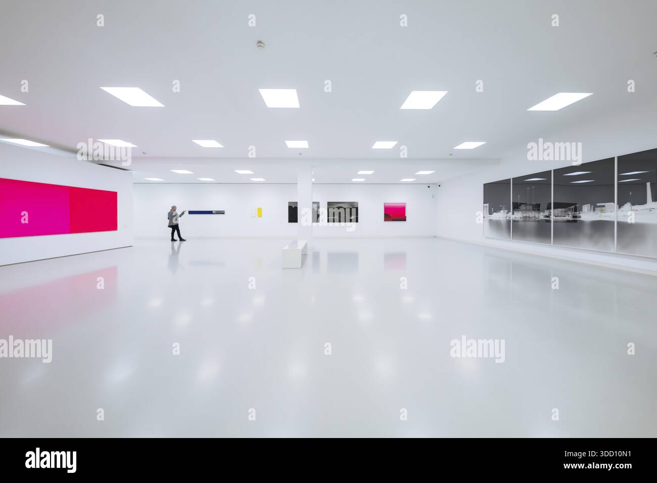 Visitatori in una galleria moderna con pitture colorate accattivanti, Schauwerk, Sindelfingen, Germania Foto Stock