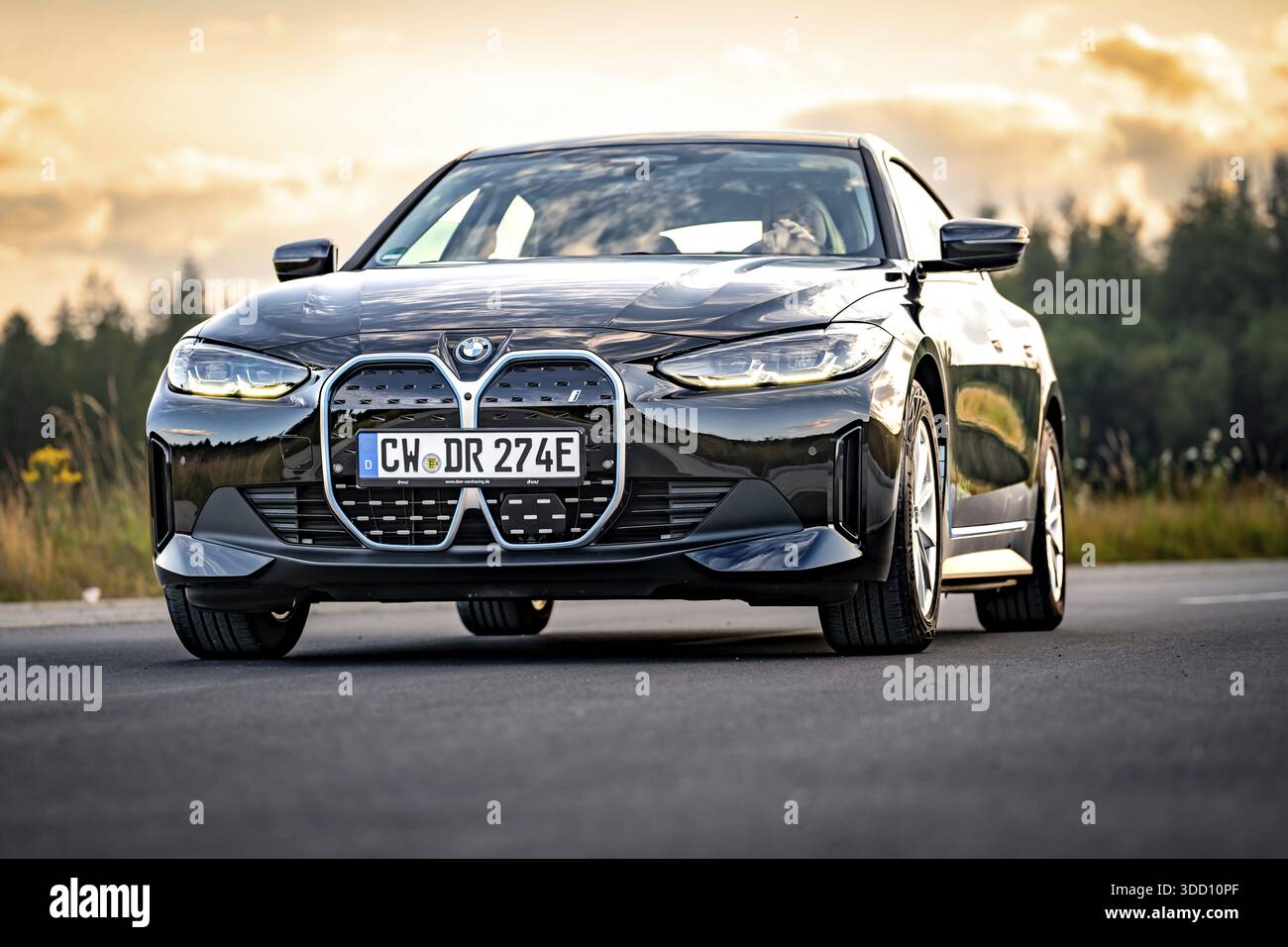 BMW su strada aperta con sfondo alla luce della sera, auto elettrica BMW i7, Deer e-Carsharing, Calw, Germania Foto Stock