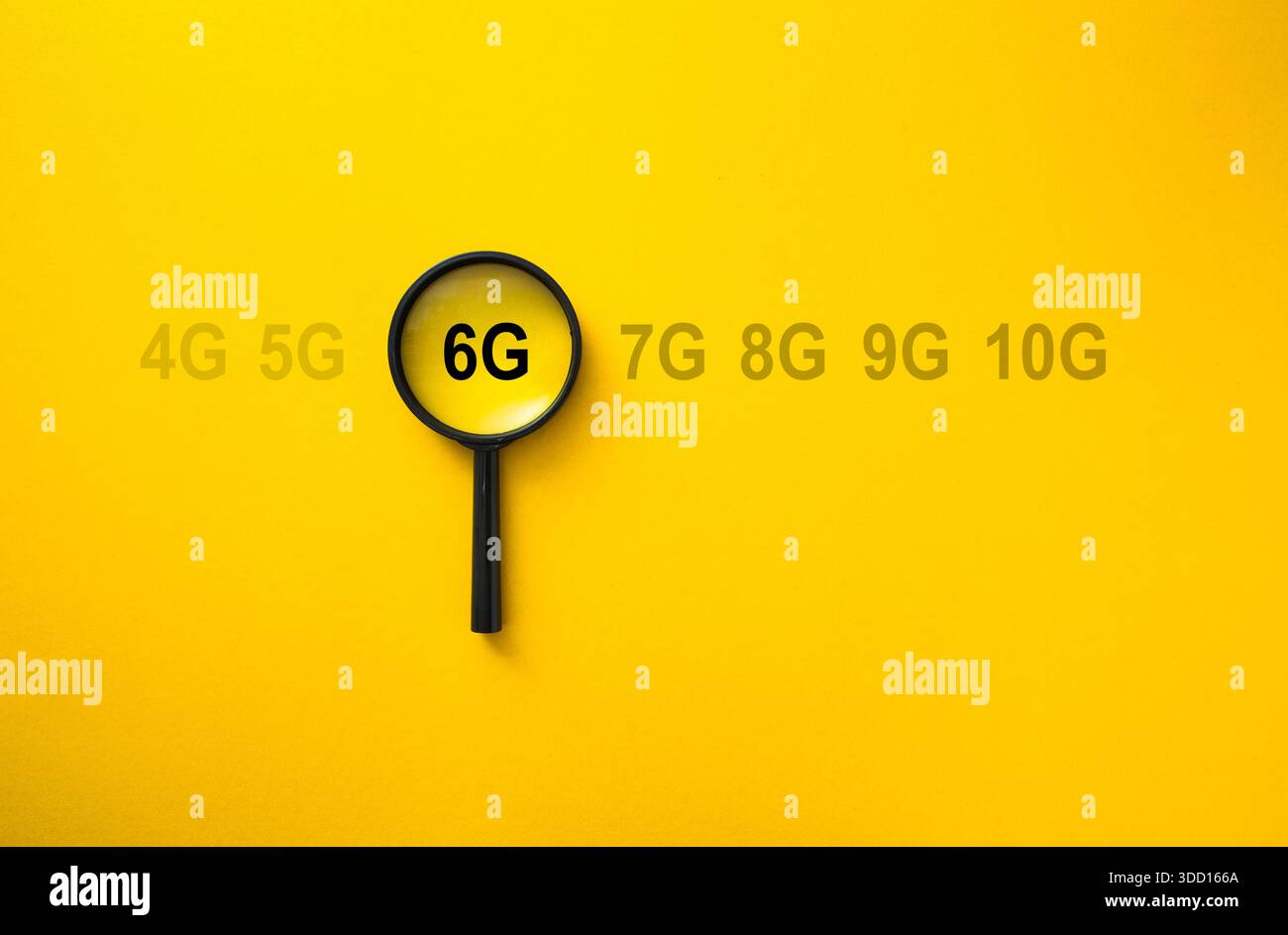 Lente d'ingrandimento focalizzata sul simbolo 6g in una progressione lineare delle generazioni di reti wireless Foto Stock