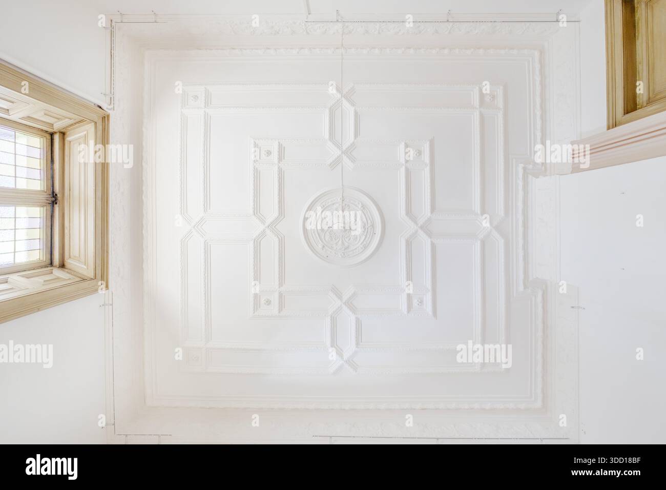 Soffitto decorato in bianco Plaster con motivi geometrici a Barcellona Foto Stock