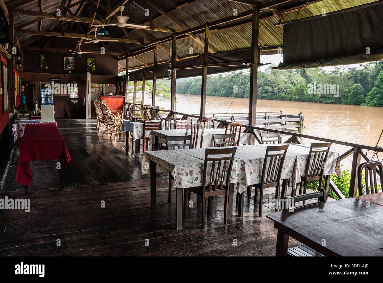 Austera sala da pranzo, edificio in legno vicino al fiume Kinabatangan, Barefoot Sukau Lodge, kg Sukau, Kinabatangan, Sabah, Borneo, Malesia Foto Stock