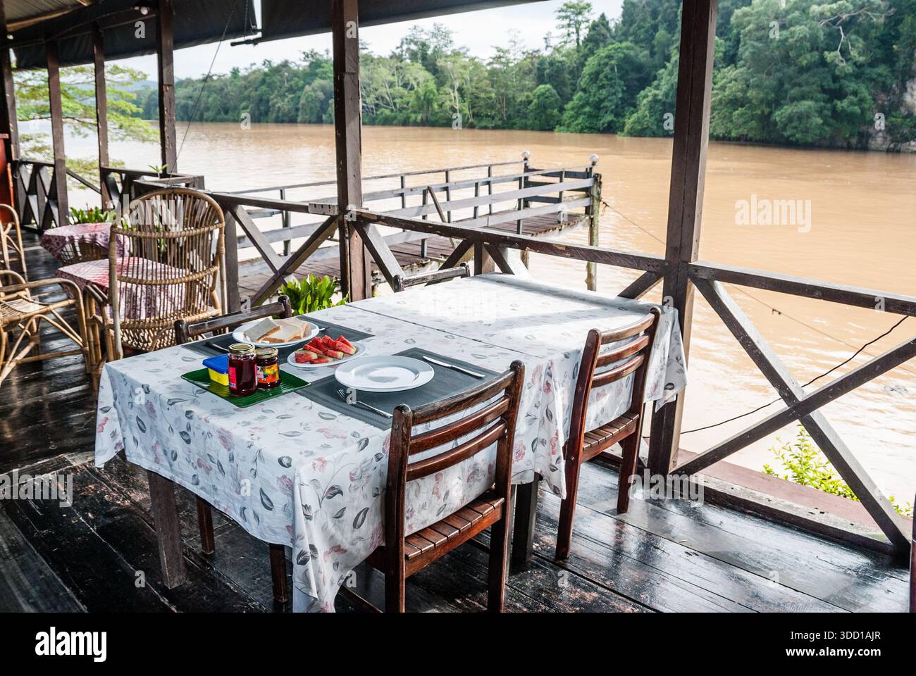 Tavolo con colazione, frutta e toast, austera sala da pranzo, edificio in legno vicino al fiume Kinabatangan, Barefoot Sukau Lodge, kg Sukau, Kinabatangan, Foto Stock