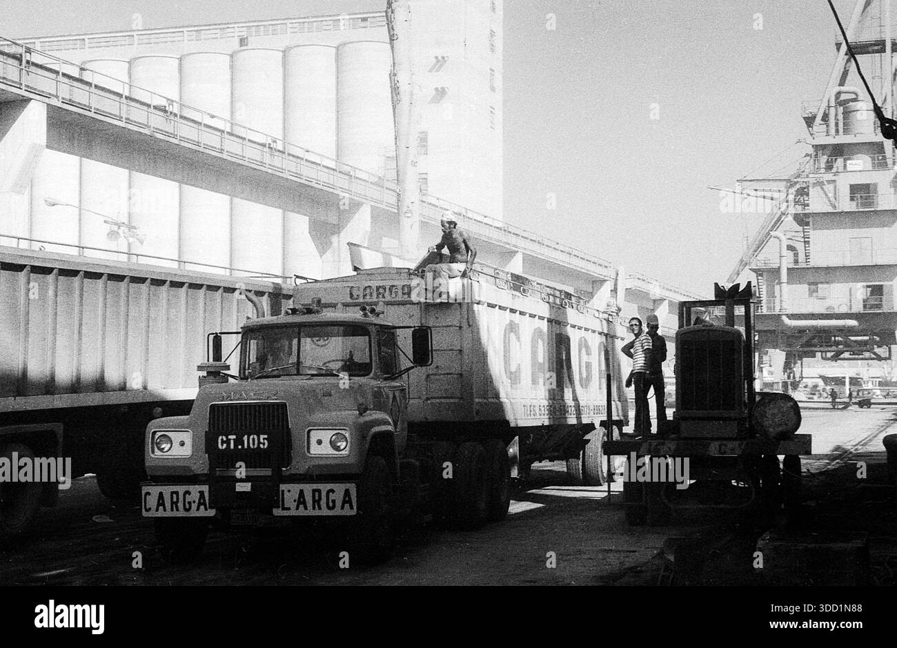 Puerto Cabello, Venezuela, - 1975 circa: Scarico di camion Mack al porto Foto Stock