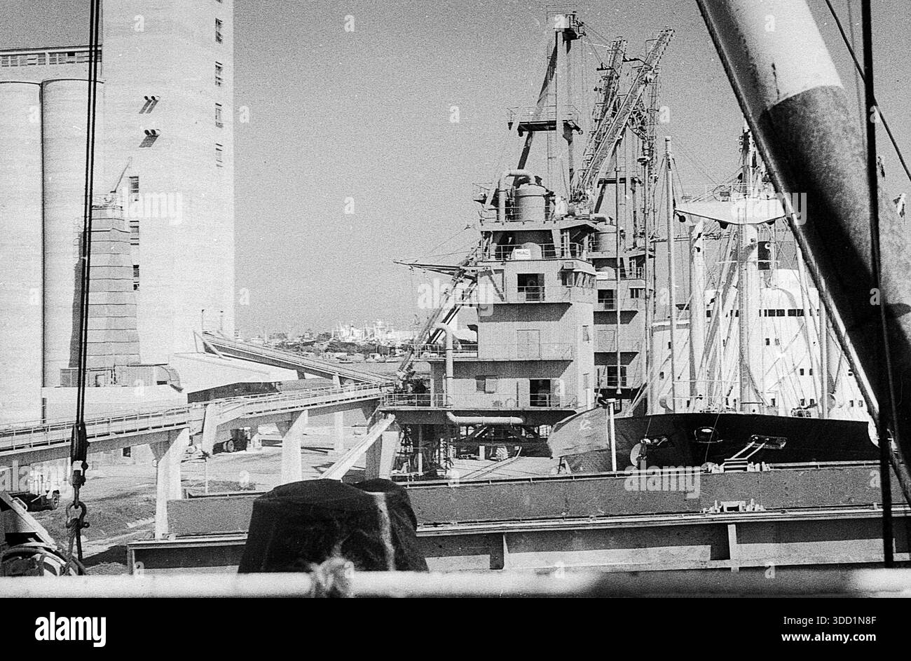Puerto Cabello, Venezuela, - 1975 circa: La nave sovietica è in piedi nel porto in attesa di essere caricata Foto Stock