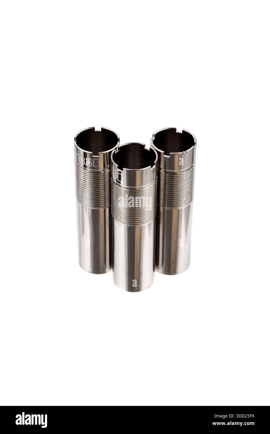 Tre tubi intercambiabili in acciaio inox con bobine di arresto per fucile con basi filettate e parti superiori dentellate isolate su sfondo bianco. Foto Stock