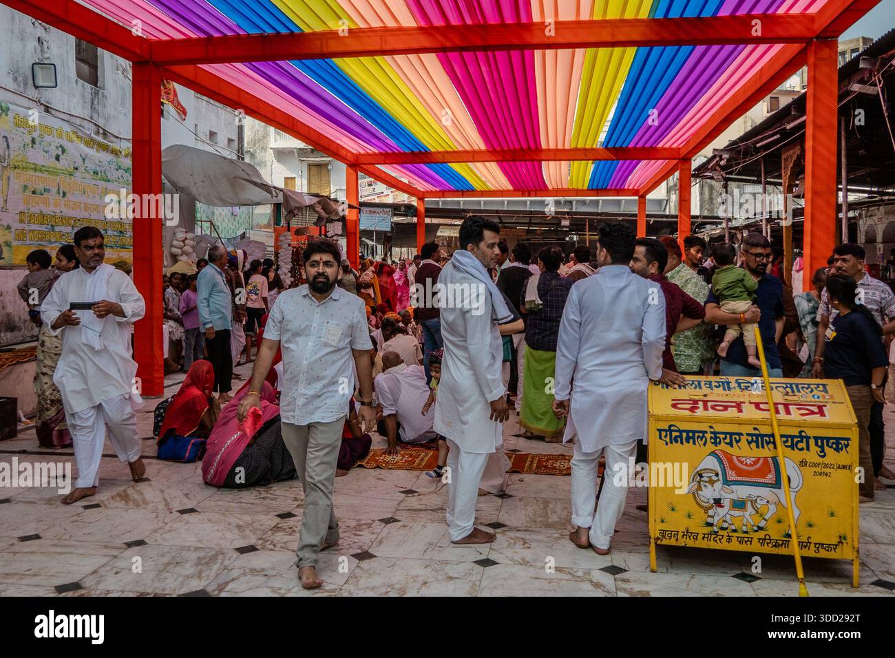 Pushkar, India, 26 ottobre 2025. Raduno di pellegrini presso il lago sacro di Pushkar, un importante sito di pellegrinaggio indù. Foto Stock