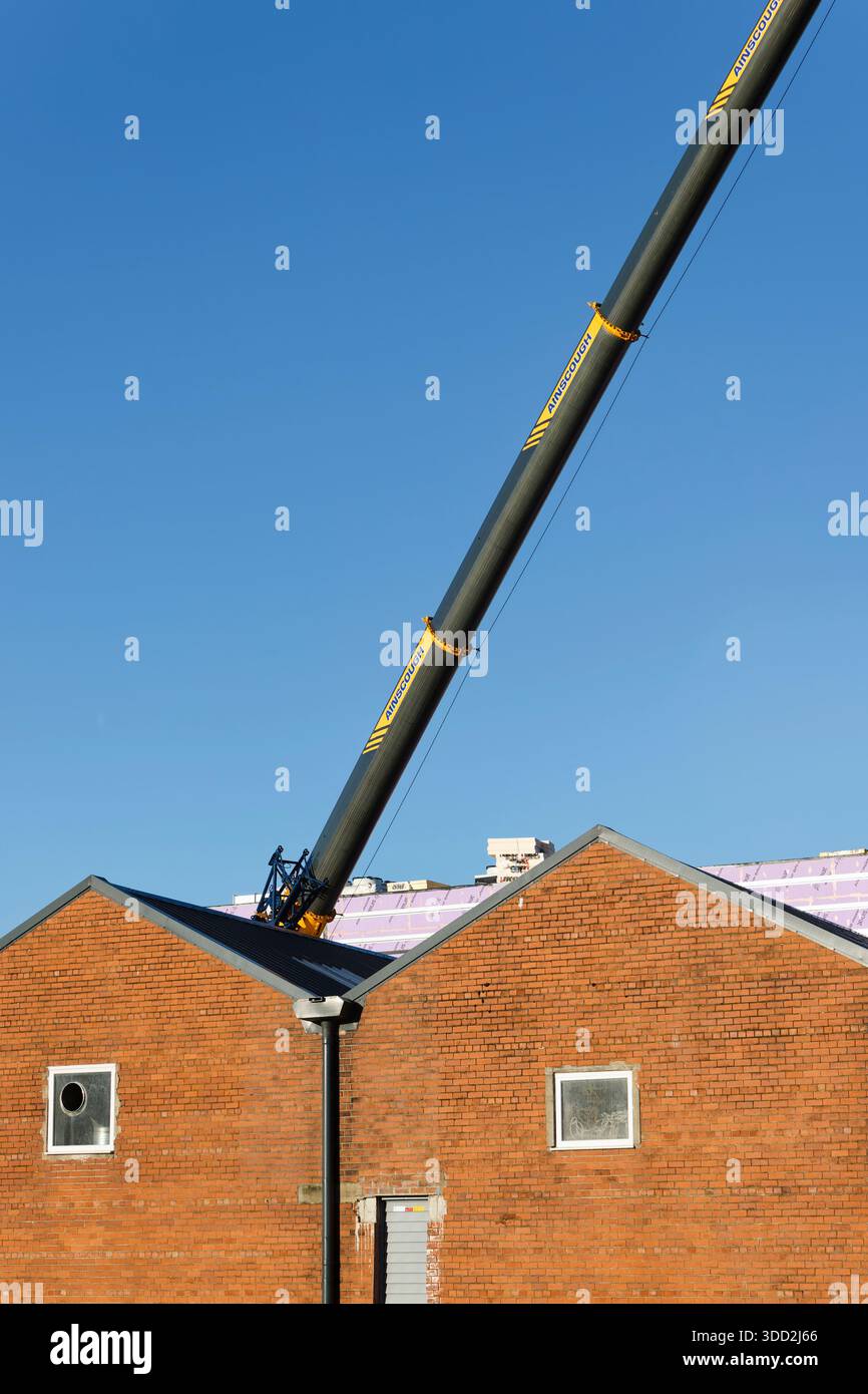 Boom della gru mobile sul mercato radcliffe durante la costruzione del municipio di Greater manchester nel regno unito Foto Stock