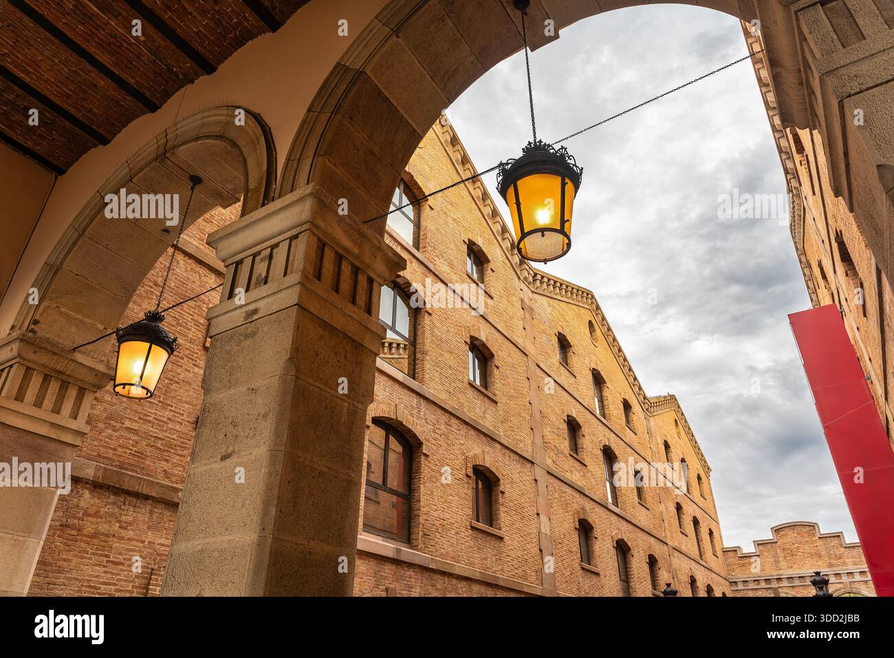Edifici monumentali con archi in mattoni nel quartiere di Barcellona, Catalogna. Foto Stock