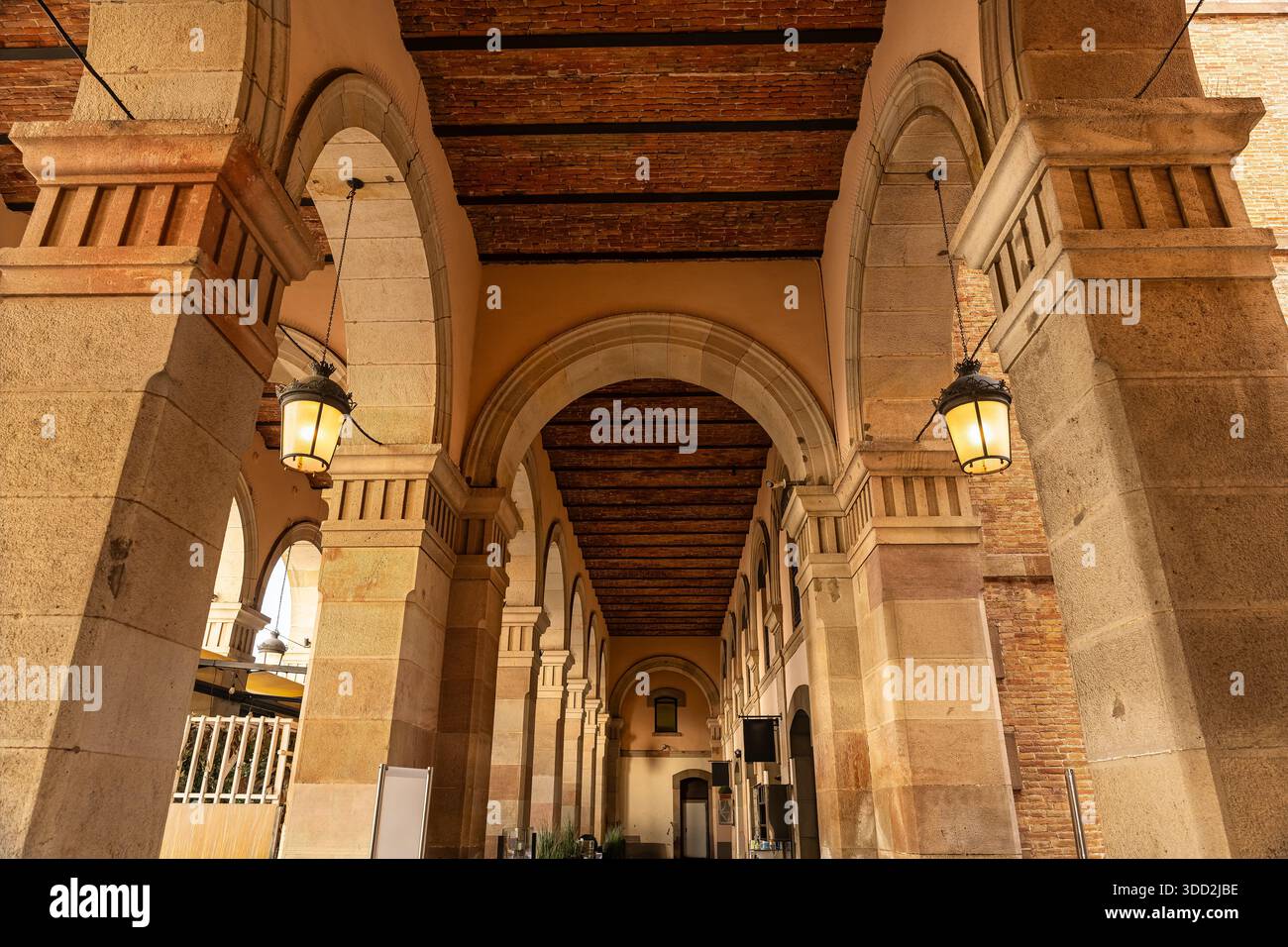 Edifici monumentali con archi in mattoni nel quartiere di Barcellona, Catalogna. Foto Stock