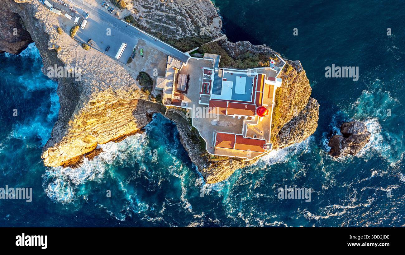 Volo dall'alto verso il basso dal faro di Cabo Vicente vicino a Sagres in Portogallo Foto Stock