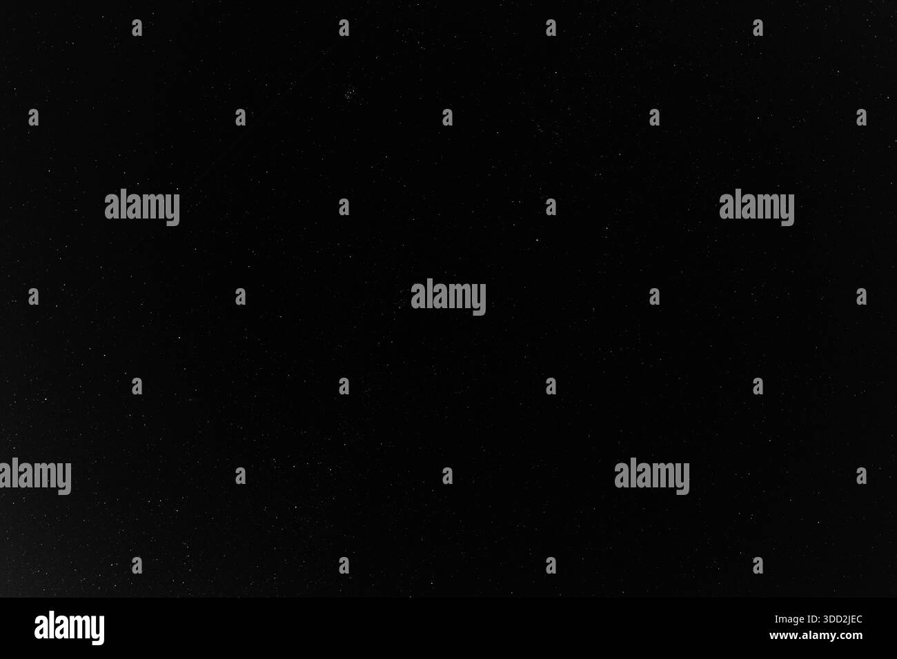 Lo sfondo minimalista del cielo notturno mostra innumerevoli piccole stelle distanti sparse in uno spazio nero profondo. Ideale per astronomia, spazio, fantascienza, Foto Stock