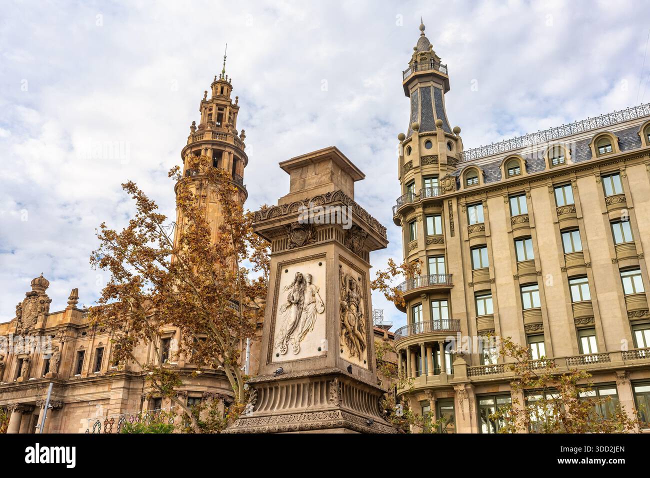 Edifici monumentali vicino al porto di Barcellona e all'inizio del quartiere gotico della città. Foto Stock