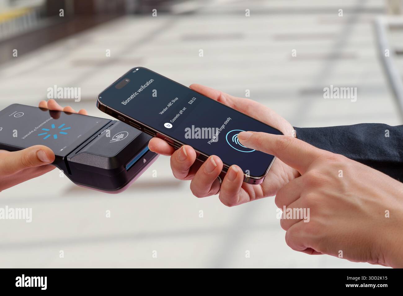 Autenticazione biometrica su smartphone durante il pagamento mobile, che mostra la verifica delle impronte digitali e il flusso di autorizzazione sicuro tra telefono e POS ter Foto Stock
