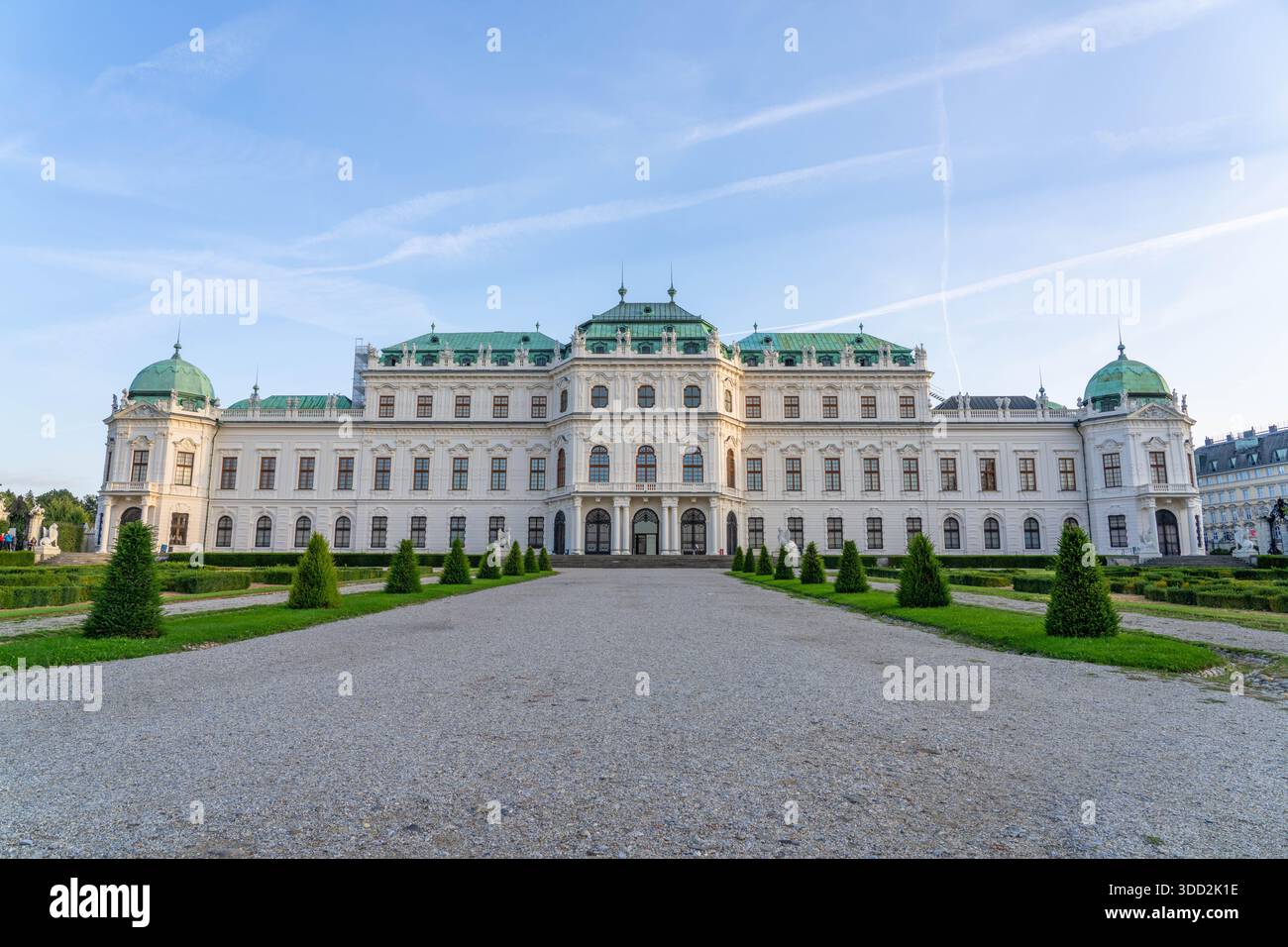 Vienna Austria - 12 settembre 2025: Palazzo del Belvedere a Vienna Austria con un sentiero che conduce all'edificio principale Foto Stock