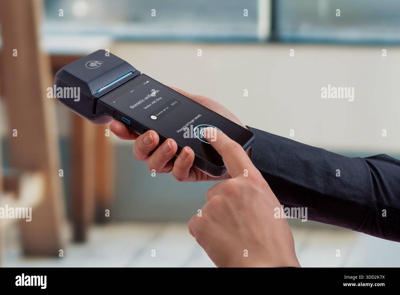 Utente che conferma il pagamento con la verifica biometrica delle impronte digitali sul terminale POS portatile, che rappresenta l'autenticazione sicura, la conferma dell'identità, a Foto Stock