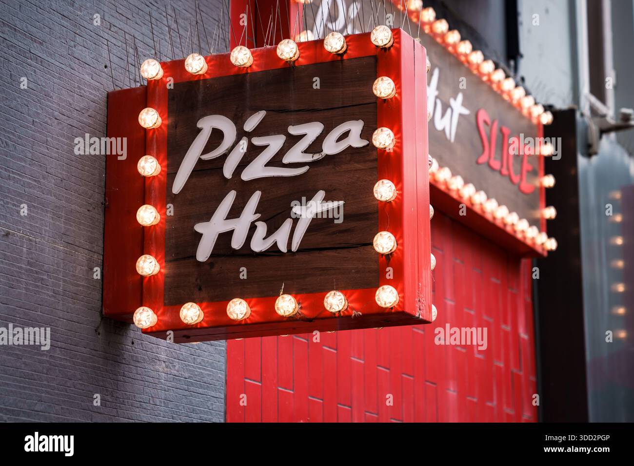 LONDRA, REGNO UNITO. 16 febbraio 2025. Logo Pizza Hut sul caffè. Pizza Hut è una catena multinazionale americana di pizzerie e un franchising internazionale Foto Stock