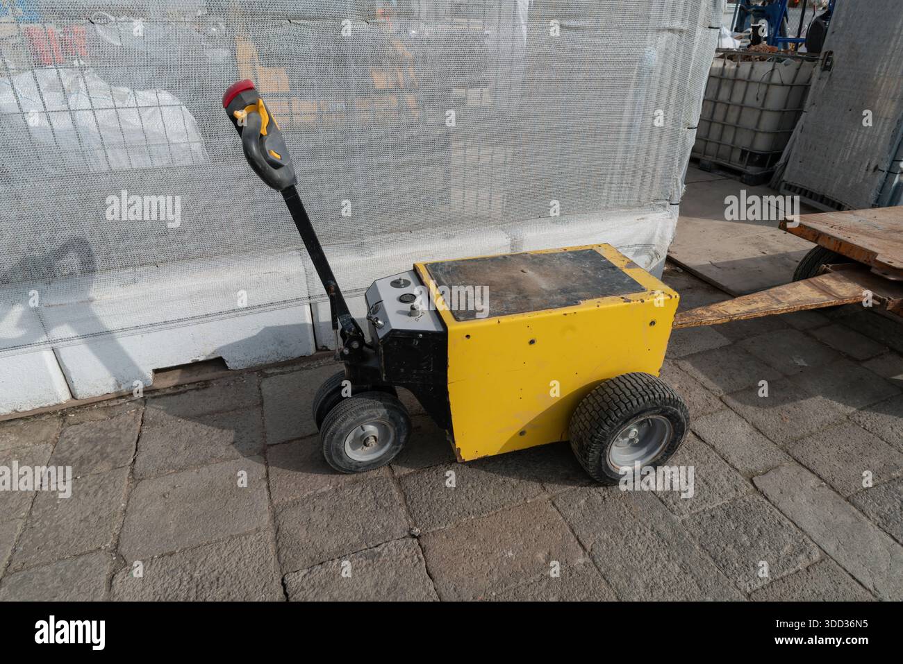 Piccolo trattore elettrico per carrelli in aree industriali Foto Stock