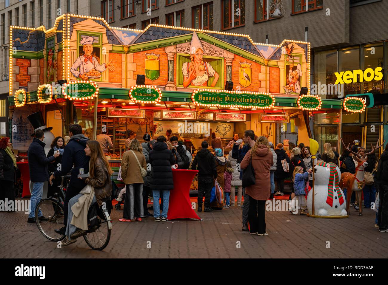 Un Olliebollenbakkerij. Tradizionale cibo invernale olandese, Den Haag, Paesi Bassi Foto Stock