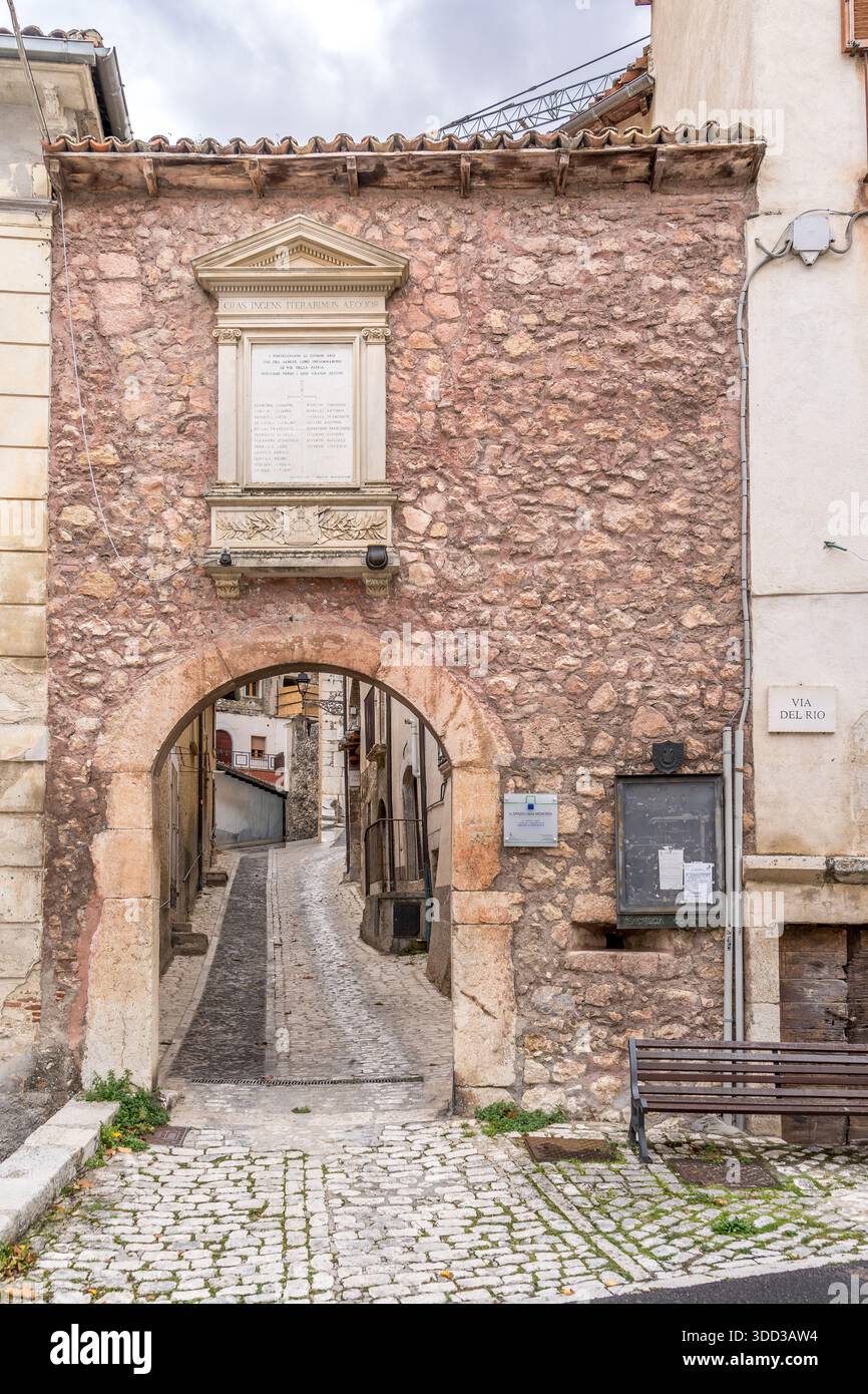 Porta medievale di Fontecchio Foto Stock