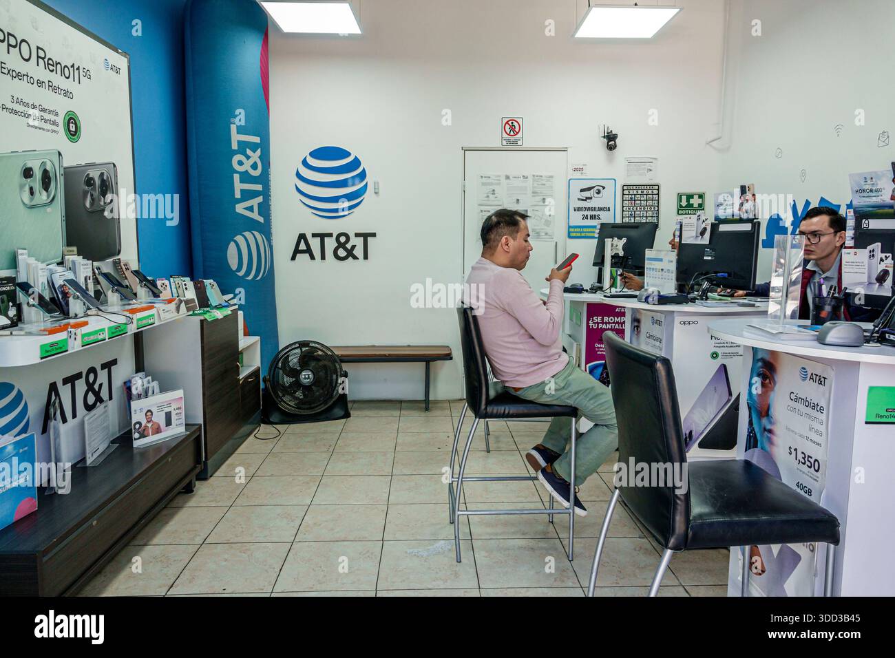 Puebla Mexico, San Pedro Cholula, Avenida Morelos, interni di un negozio di telefoni cellulari AT and T, negozi di telecomunicazioni, banchi di esposizione per smartphone, AT e Foto Stock