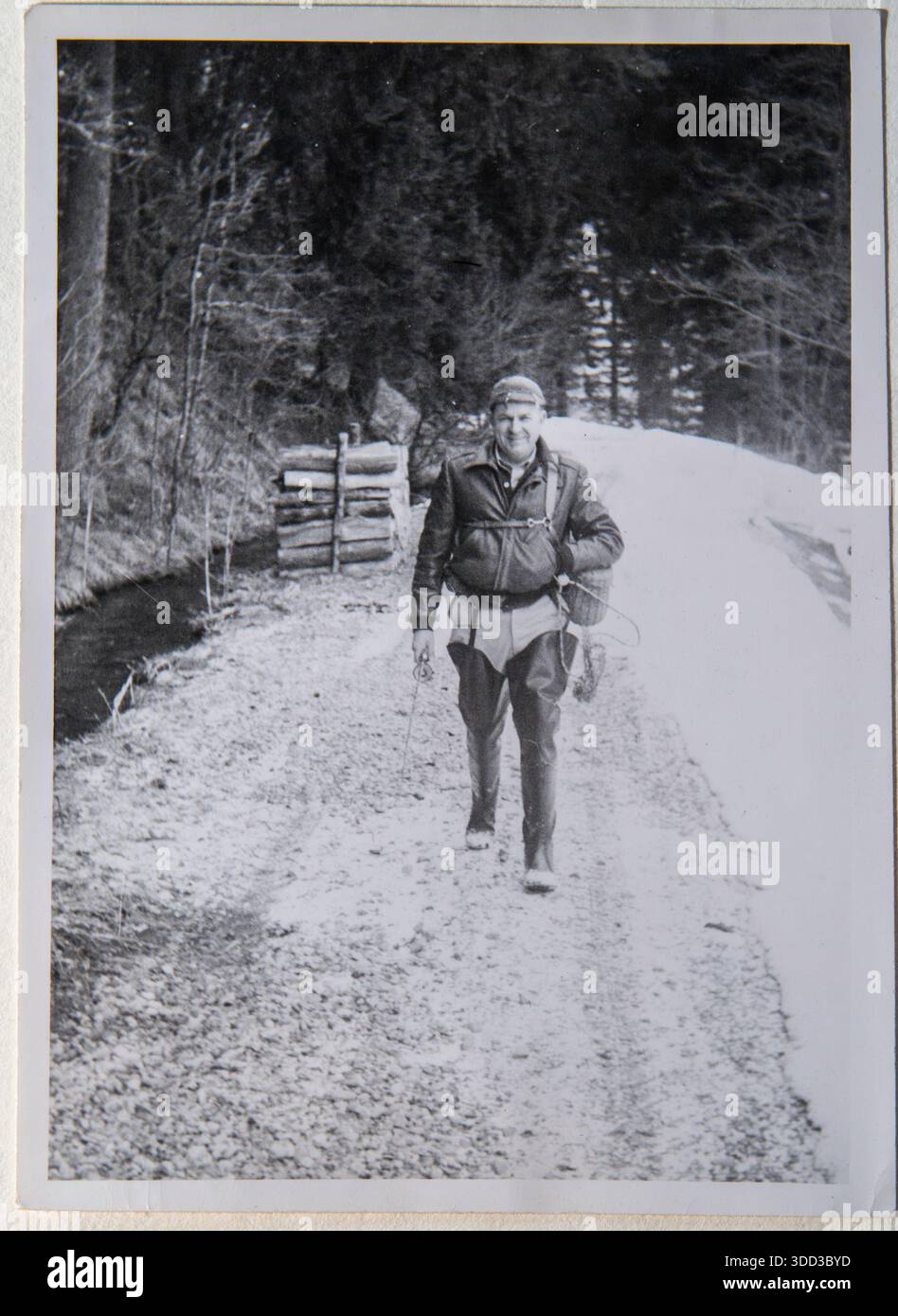 Pescatore maturo che cammina accanto a un torrente, South Dakota, Stati Uniti, anni '1960 Foto Stock