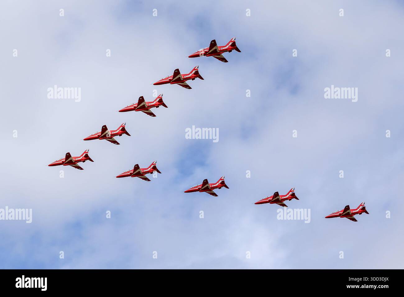 Royal Air Force Red Arrows si esibisce durante il Blackpool Airshow 2025, Blackpool, Lancashire, Inghilterra, Regno Unito. Foto Stock