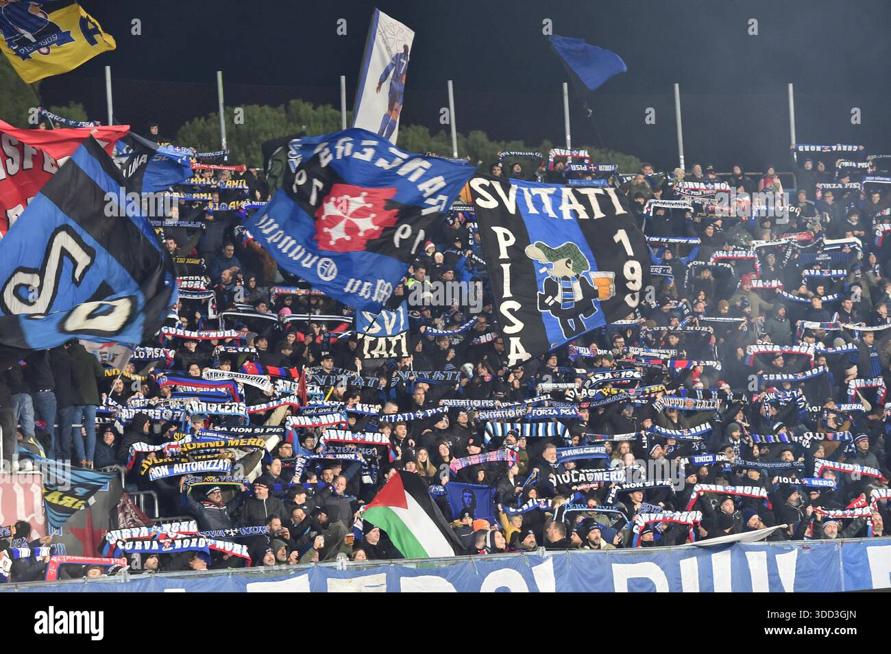 Pisa, Italia. 27 dicembre 2025. Tifosi del Pisa durante il Pisa SC vs Juventus FC, partita italiana di serie A A Pisa, Italia, dicembre 27 2025 crediti: Agenzia fotografica indipendente/Alamy Live News Foto Stock