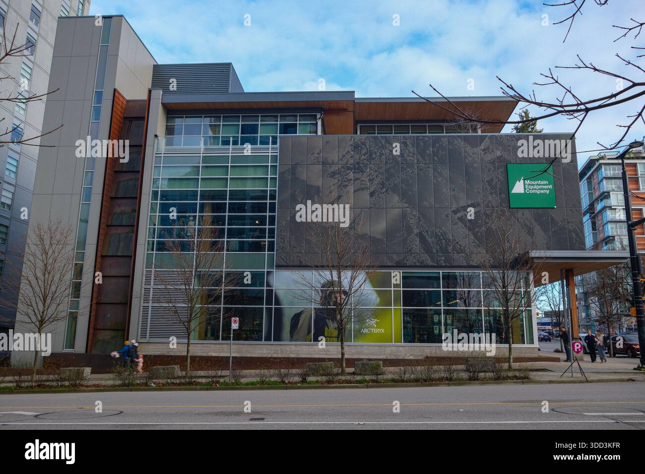 La Mountain Equipment Company (MEC) si trova lungo Quebec Street a Vancouver, British Columbia. Foto Stock
