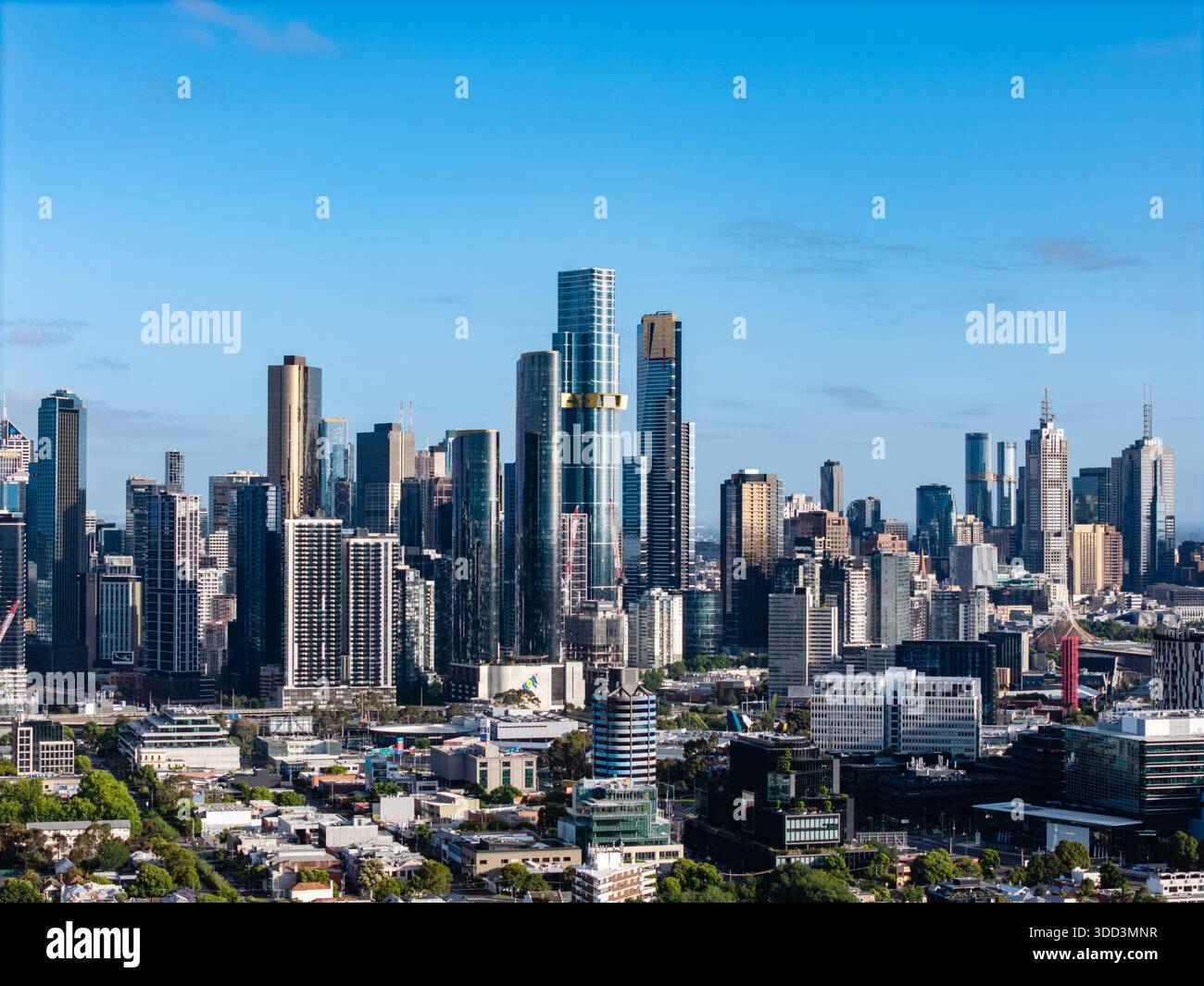 Una vista panoramica sopraelevata cattura il quartiere centrale degli affari di Melbourne, caratterizzato da numerosi grattacieli contemporanei e lo sviluppo urbano circostante Foto Stock